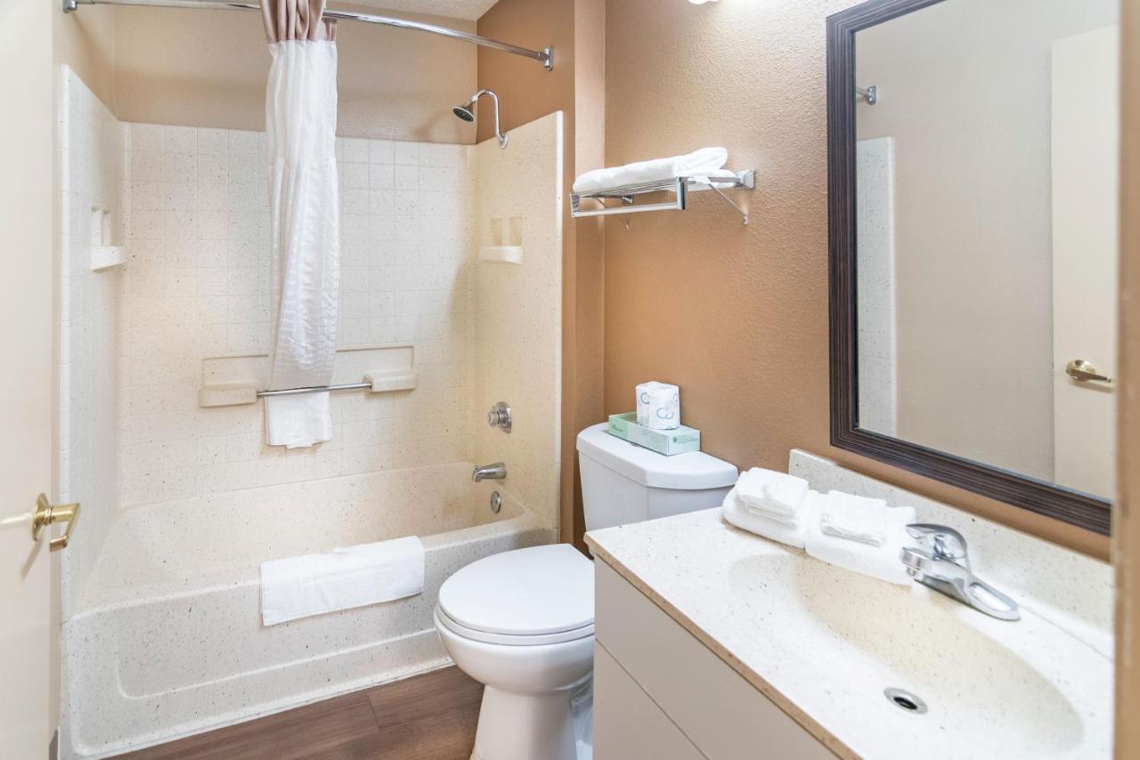 Deluxe Studio with 2 Queen Beds - Non-Smoking