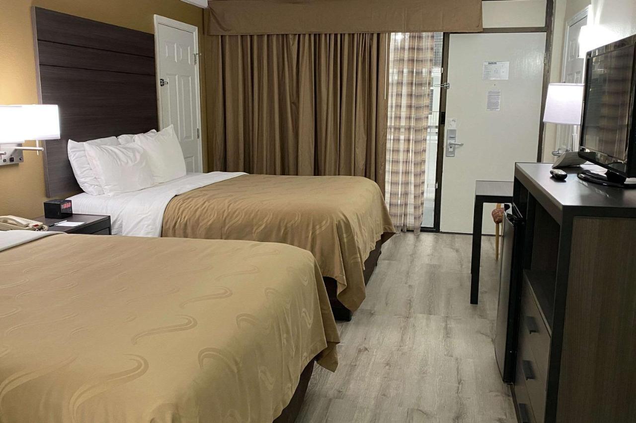 Standard Queen Room with Pool View - Non-Smoking