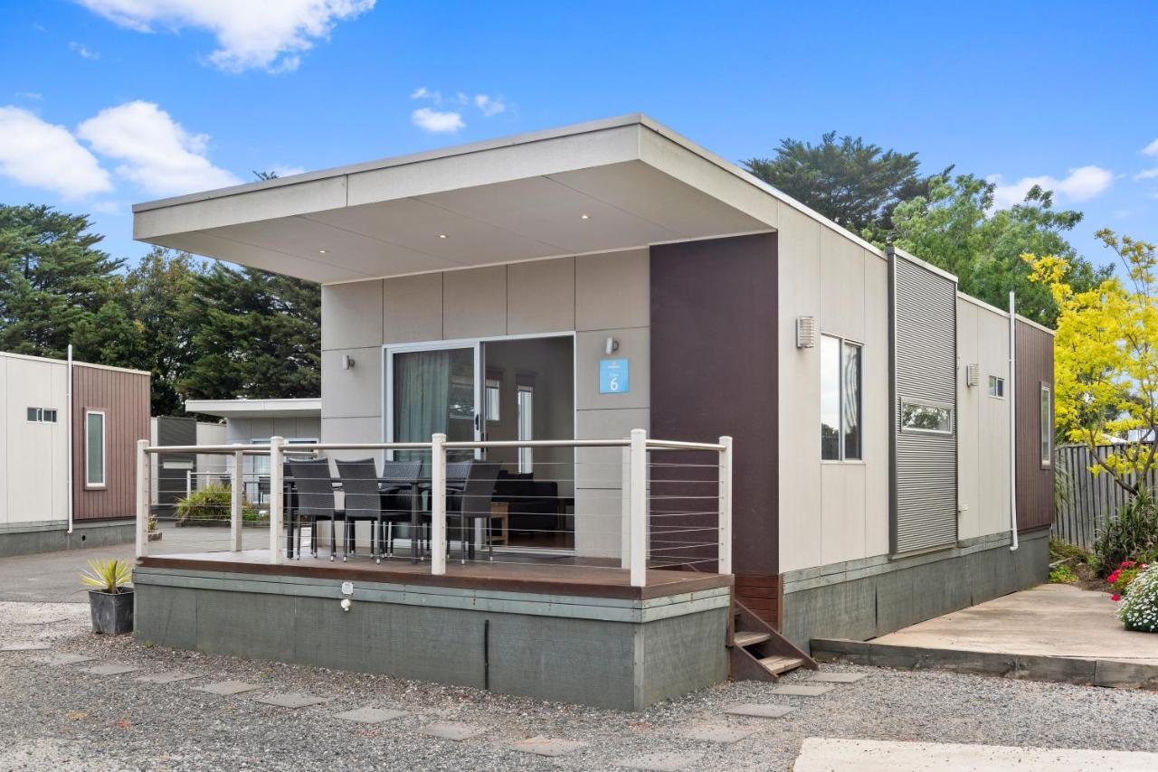 Deluxe Poolside 2 Bedroom Cabin - Sleeps 5