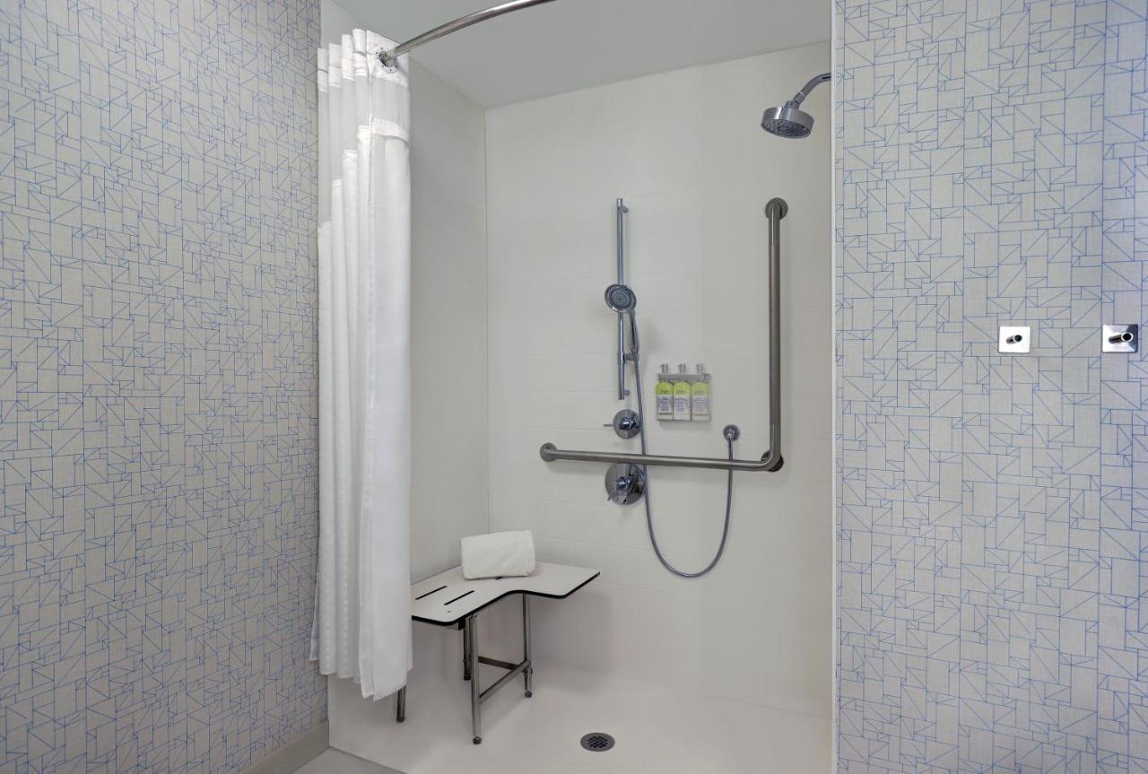 King Room with Roll In Shower - Non-Smoking