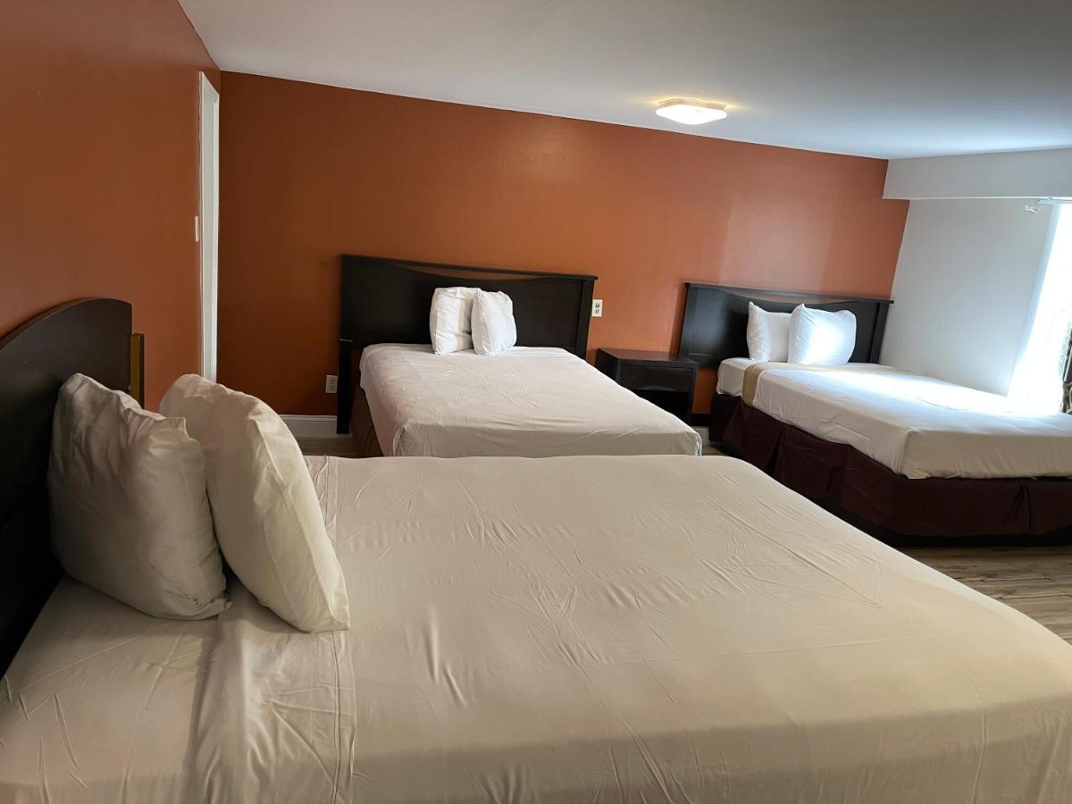 One-Bedroom Suite with Three Queen Beds - Non-Smoking