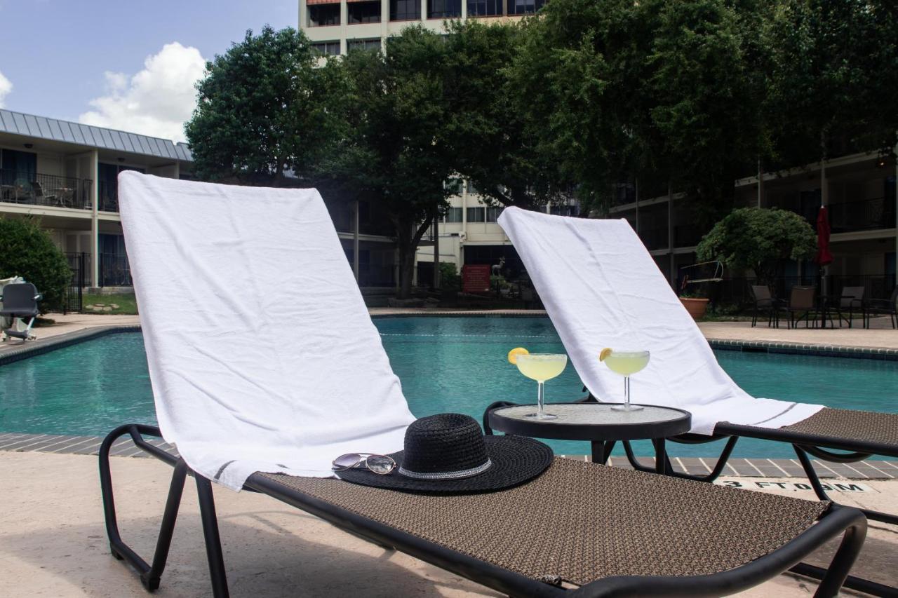 One-Bedroom Suite with Two Double Beds and Pool View - Non-Smoking