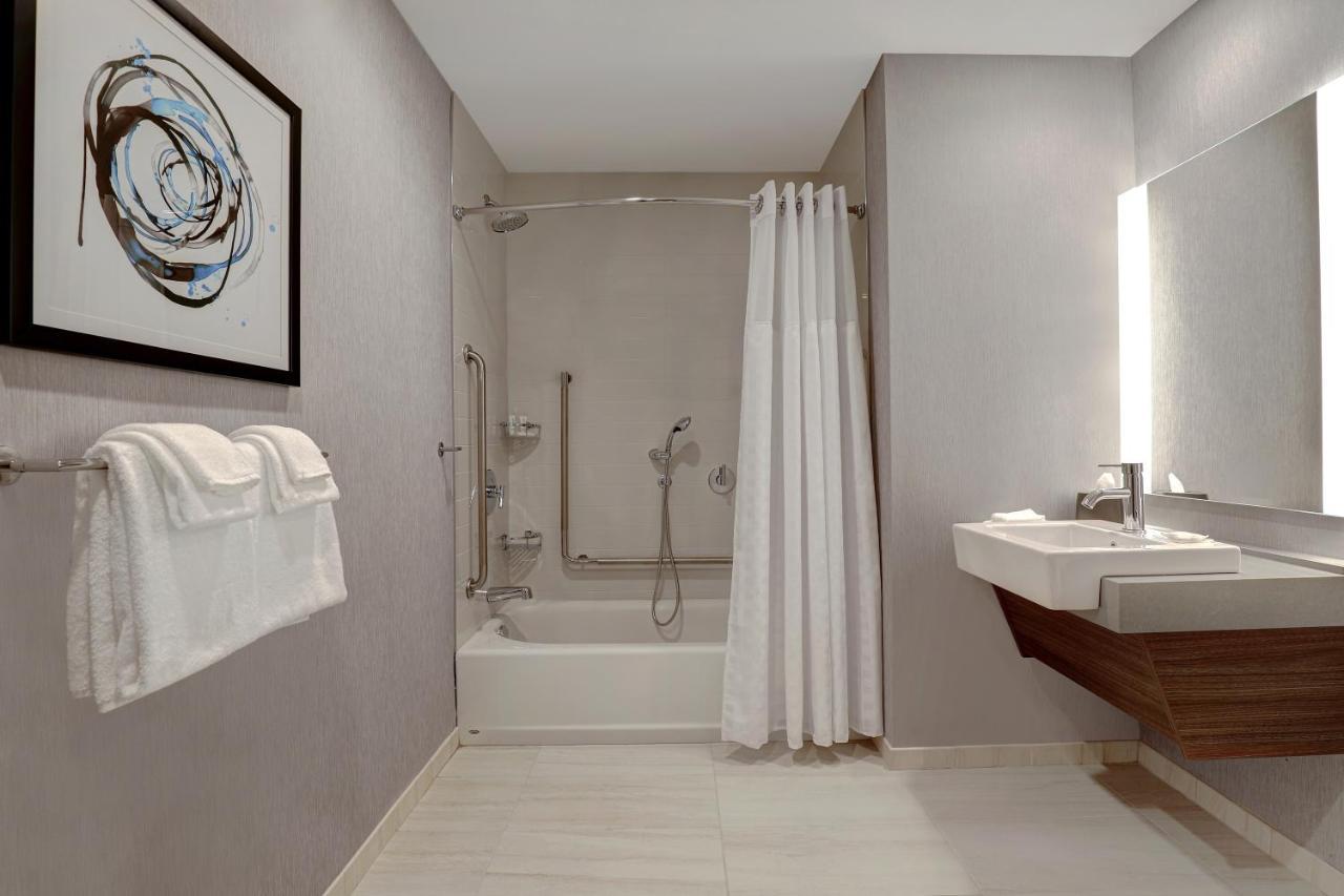 King Suite Accessible Tub,1145921368:JPEG