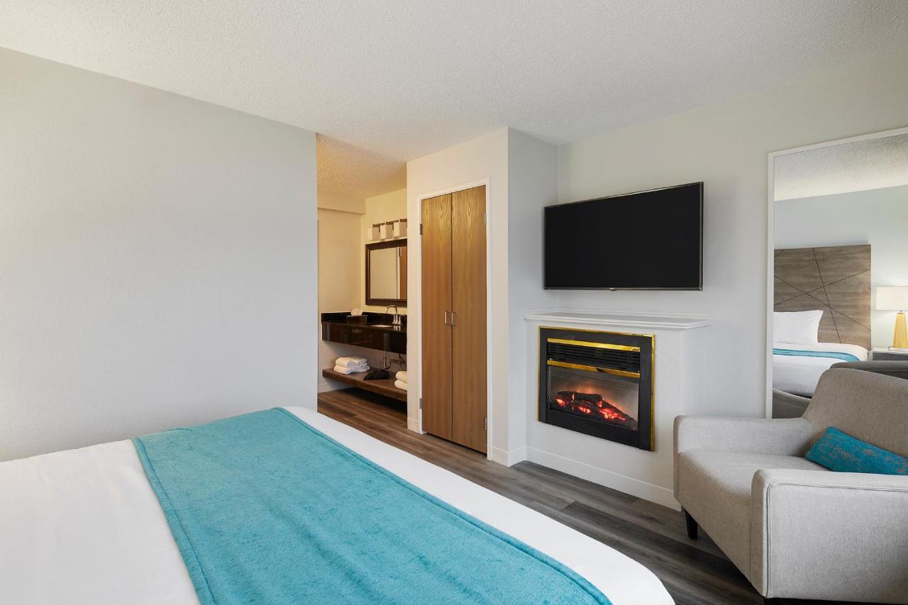 One King Bed w/ Fireplace and Sitting Room, Nonsmoking