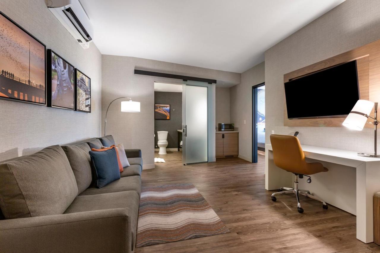 Accessible King Suite with Sofabed - Non Smoking