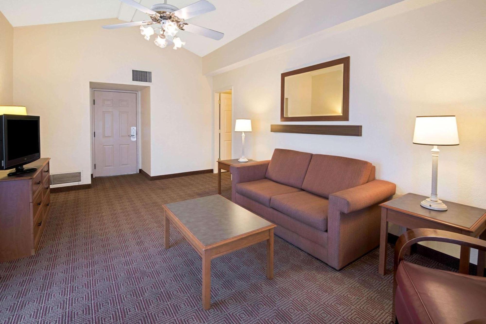 Deluxe King Suite - Non-Smoking