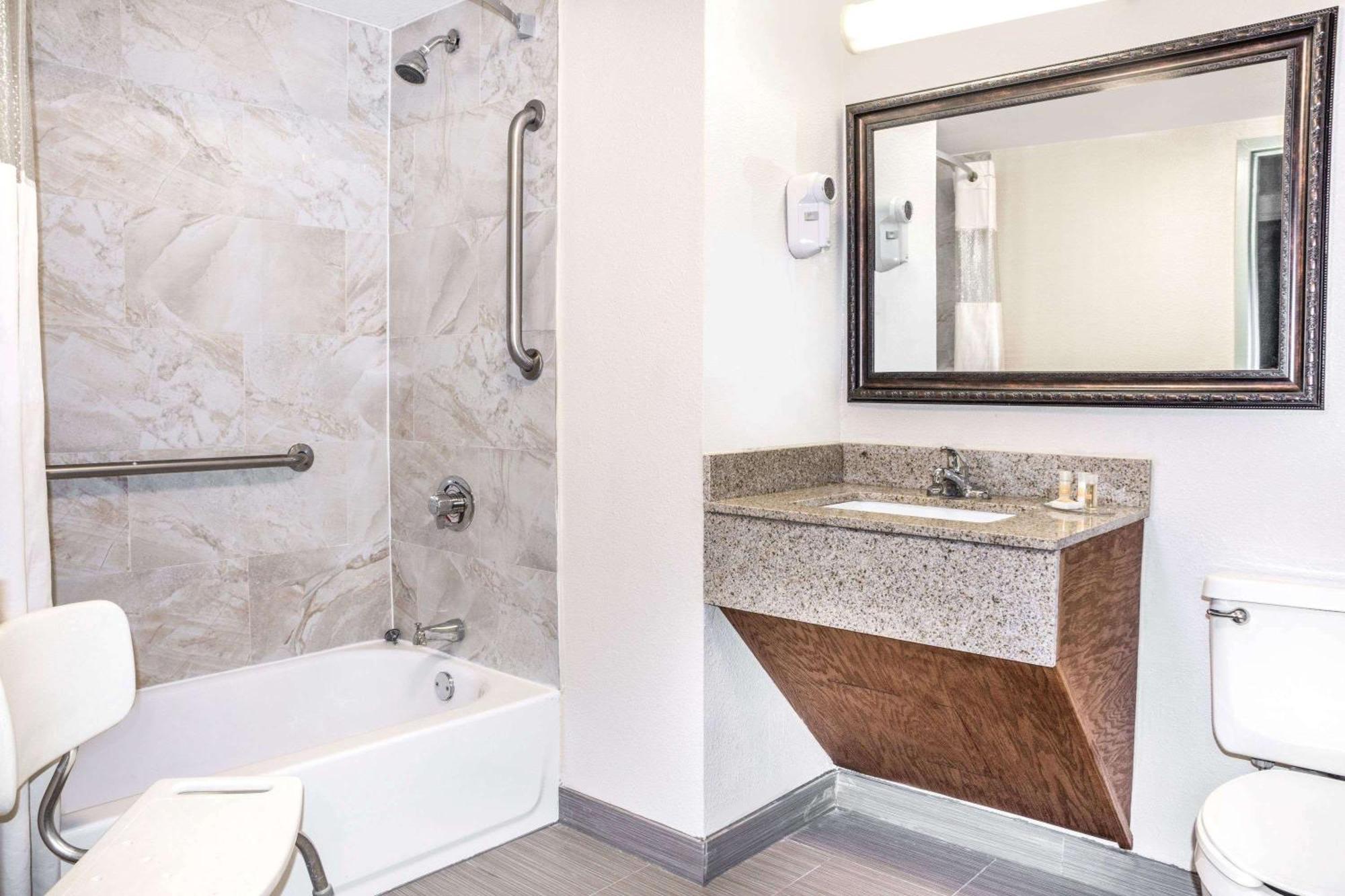 King Room with Bath Tub - Mobility Accessible/Non-Smoking