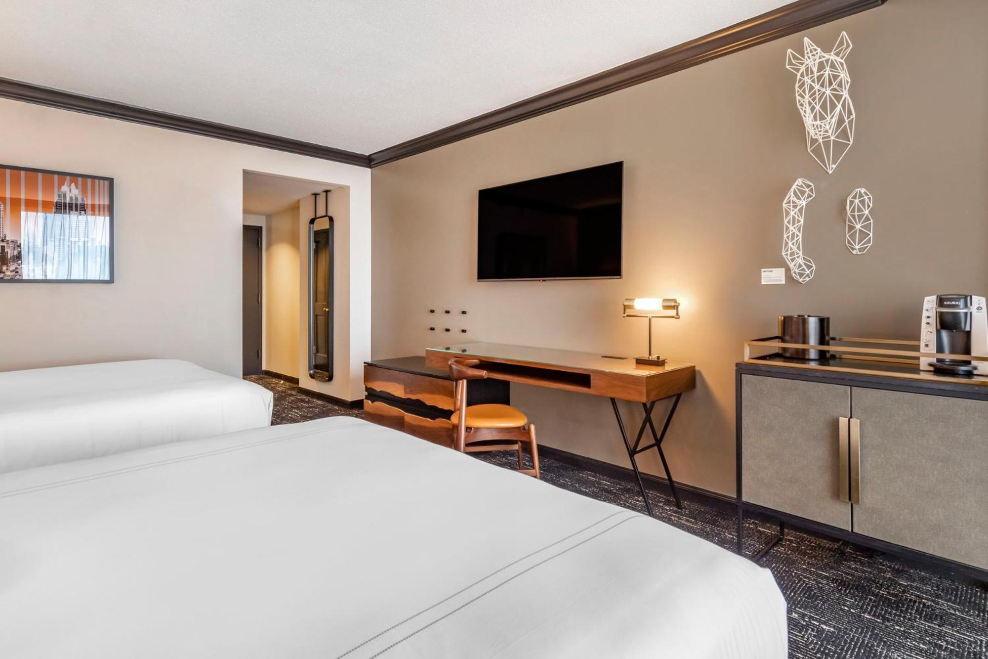 Accessible Deluxe Room Roll in Shower 2 Queen Beds