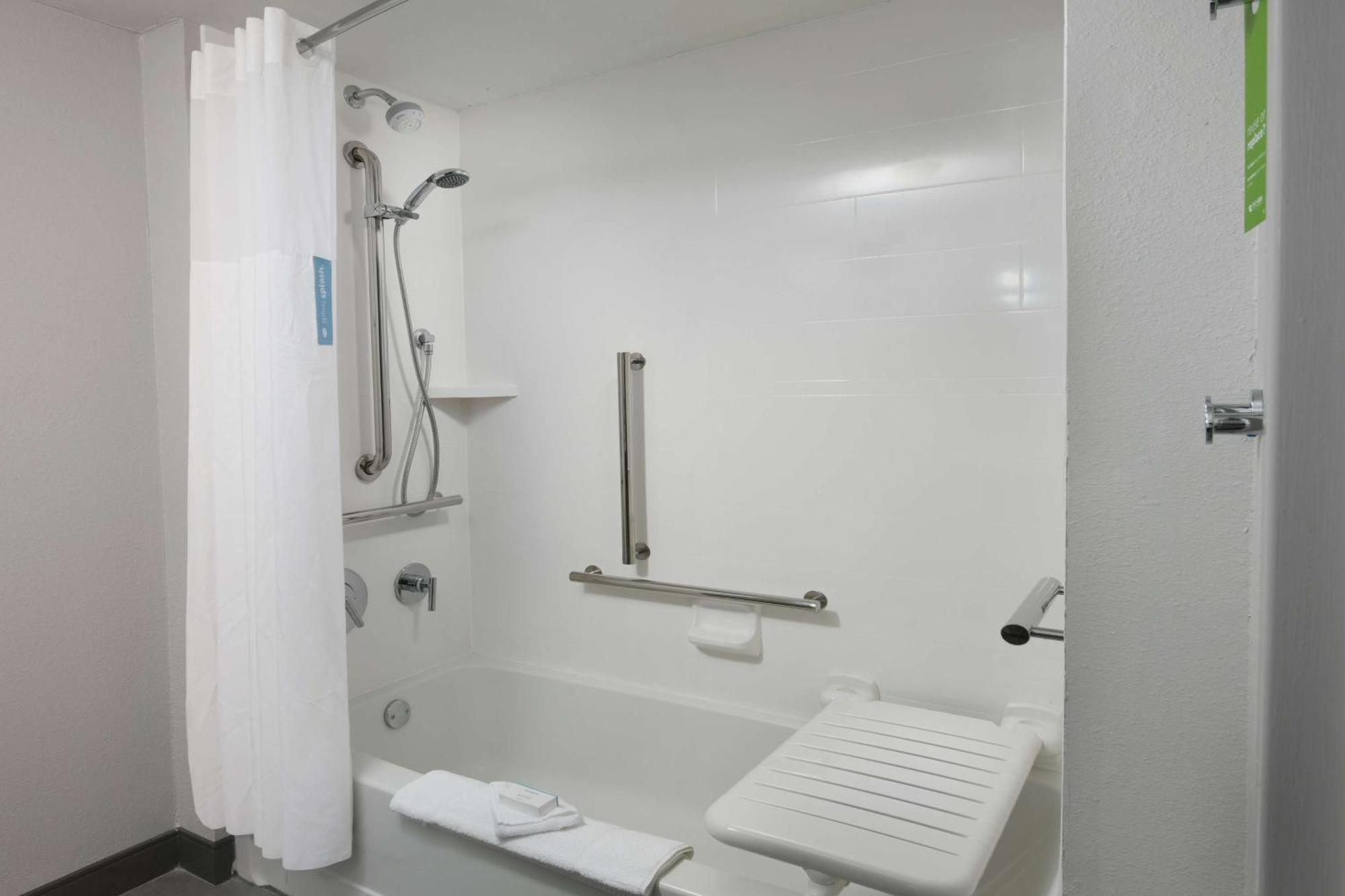 King Room - Disability Access Tub/Non-Smoking