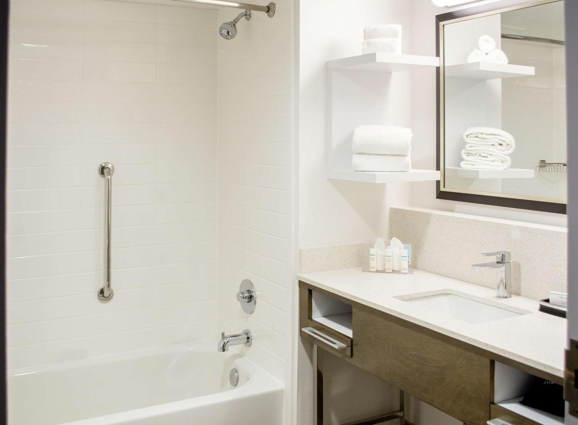 King Room with Accessible Tub - Mobility and Hearing Access/Non-Smoking