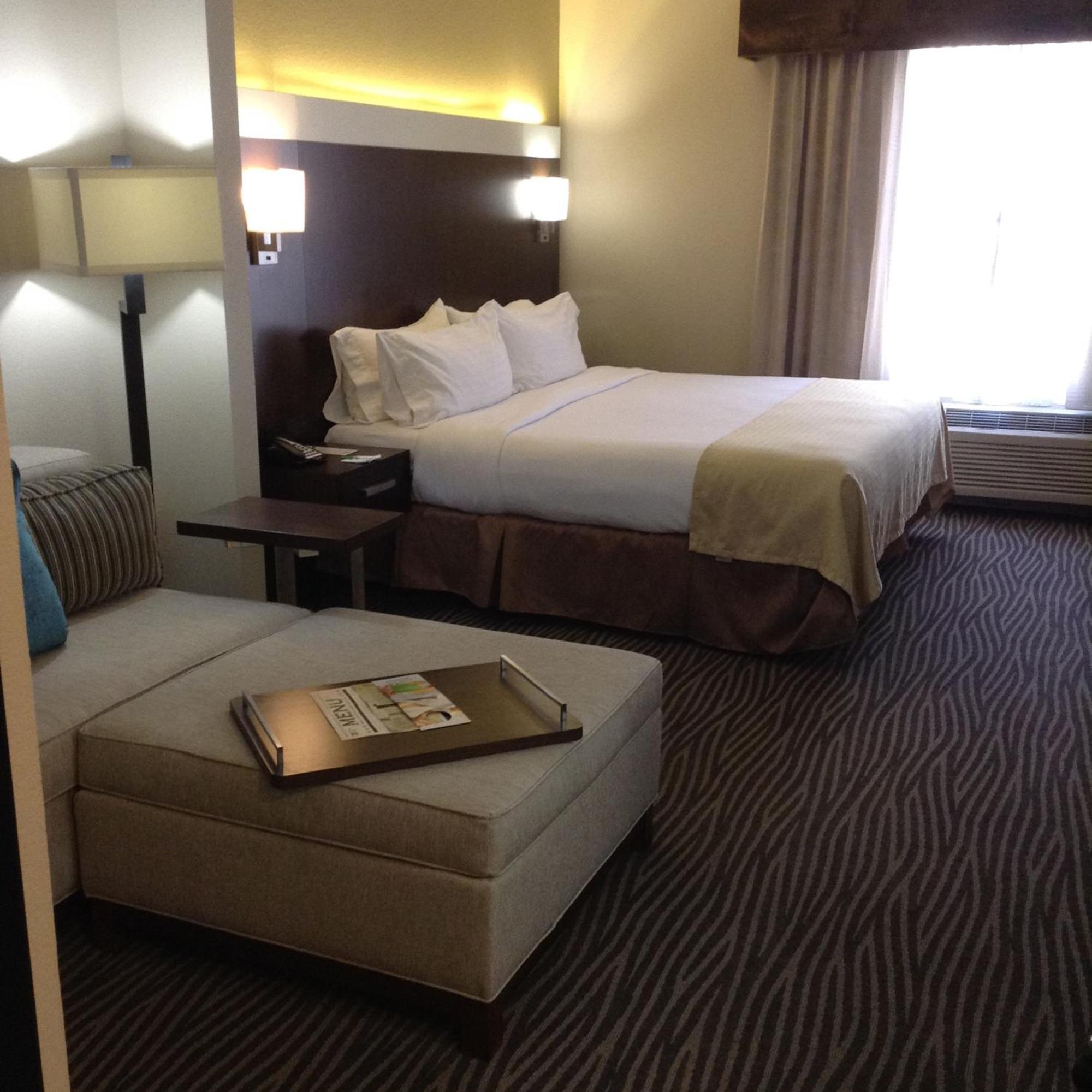 King Room - Mobility Access/Roll in Shower - Non-Smoking