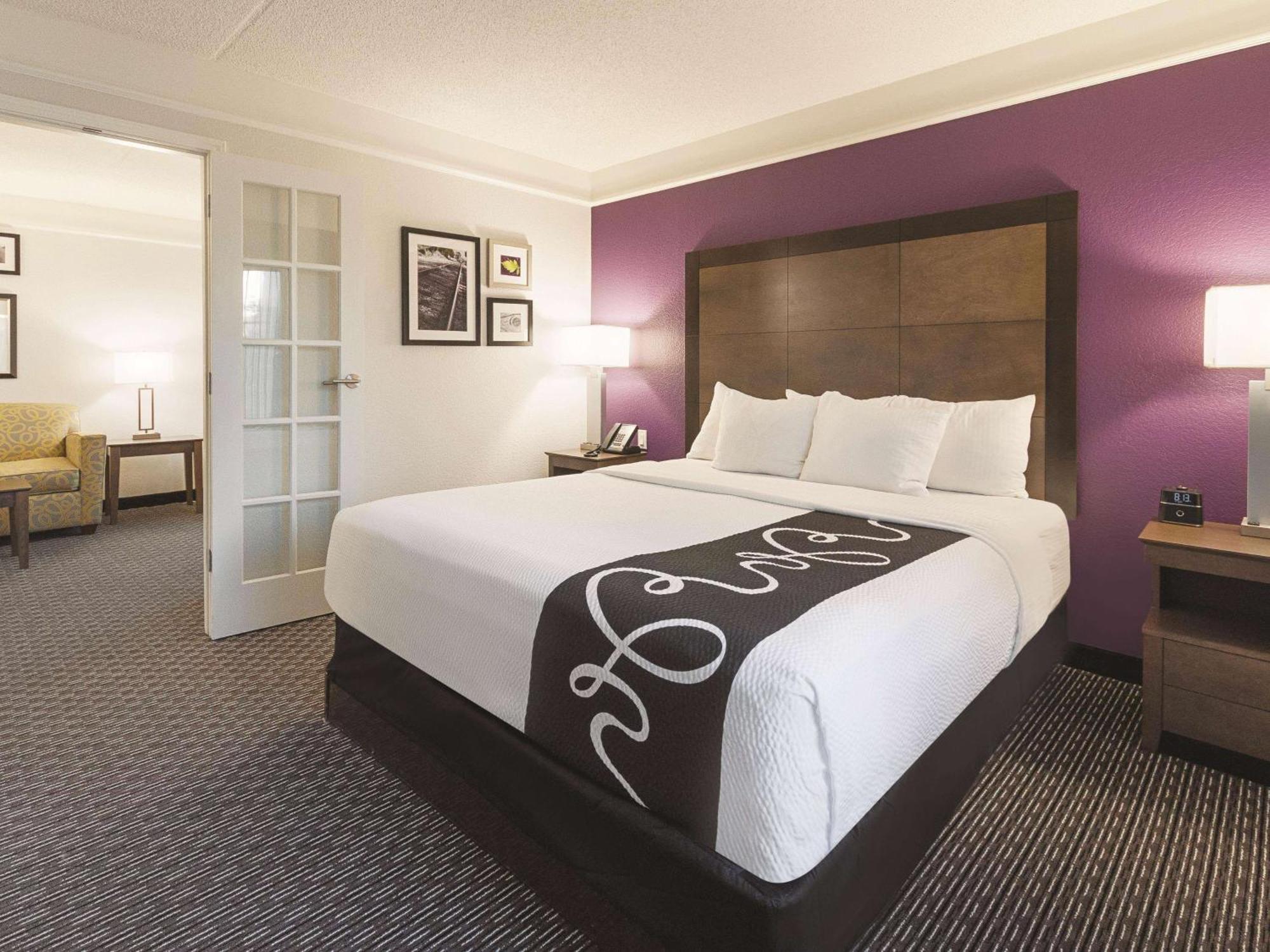 One-Bedroom King Suite - Non-Smoking