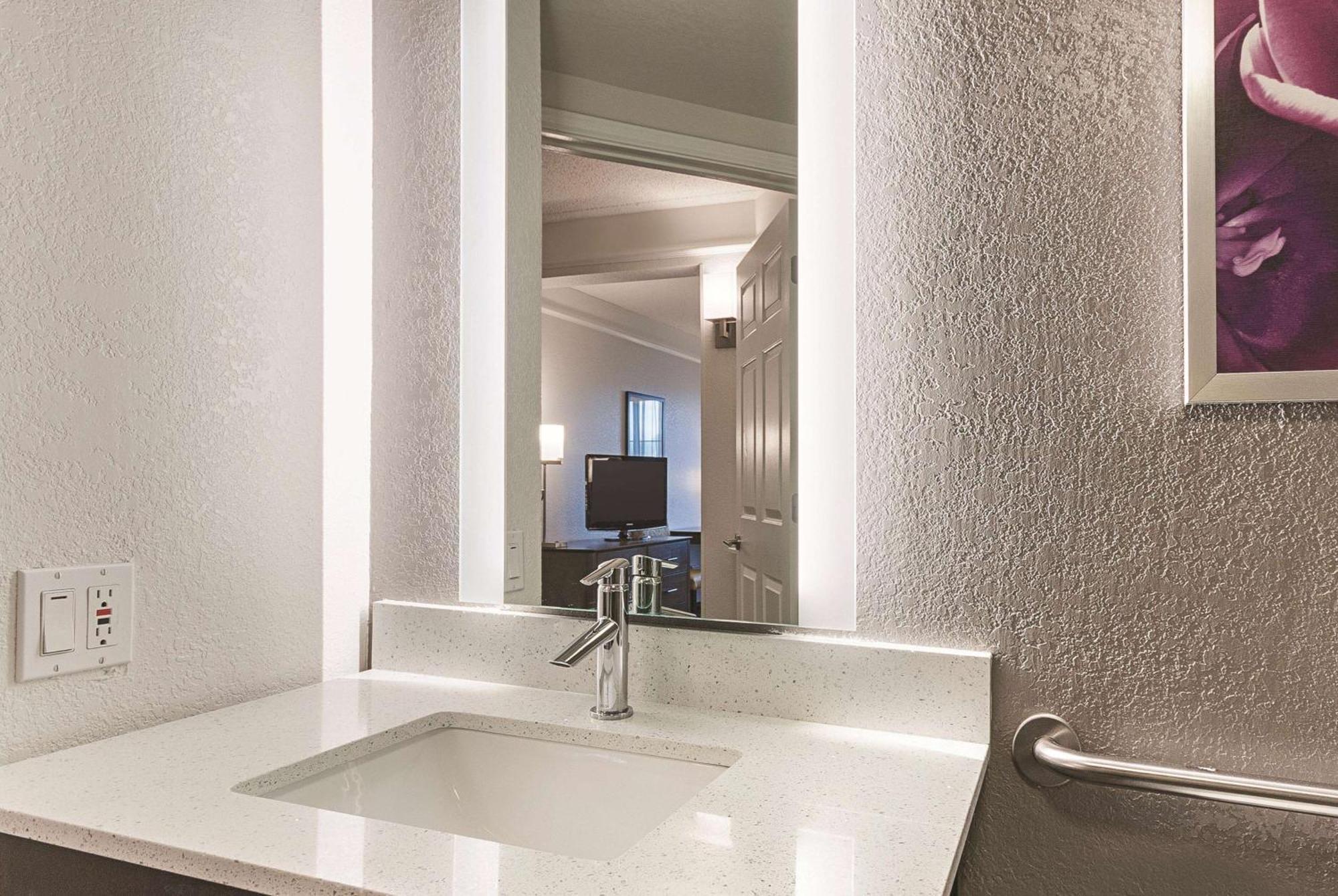 King Room with Bath Tub - Mobility Accessible/Non-Smoking