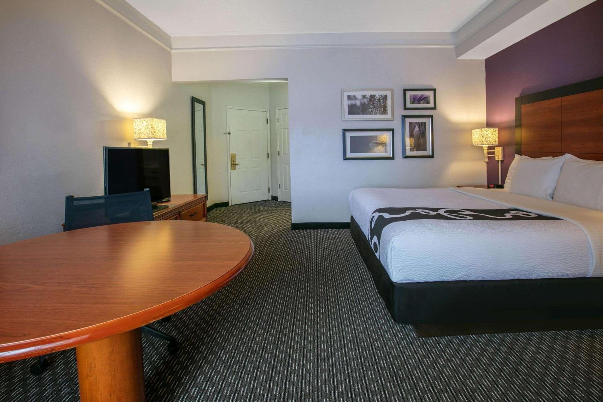 Deluxe King Room with Mobility Access and Bathtub with Grab Bars - Non-Smoking