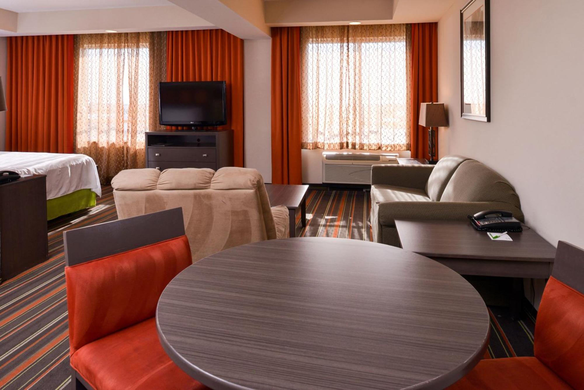 King Suite with Bath Tub - Disability Accessible