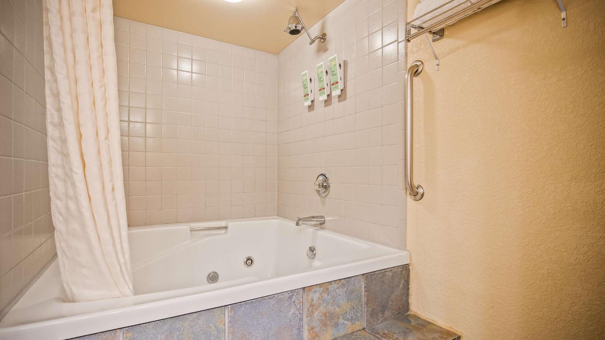 Suite King Bed Jet Tub Non-Smoking,1697978356:JPEG
