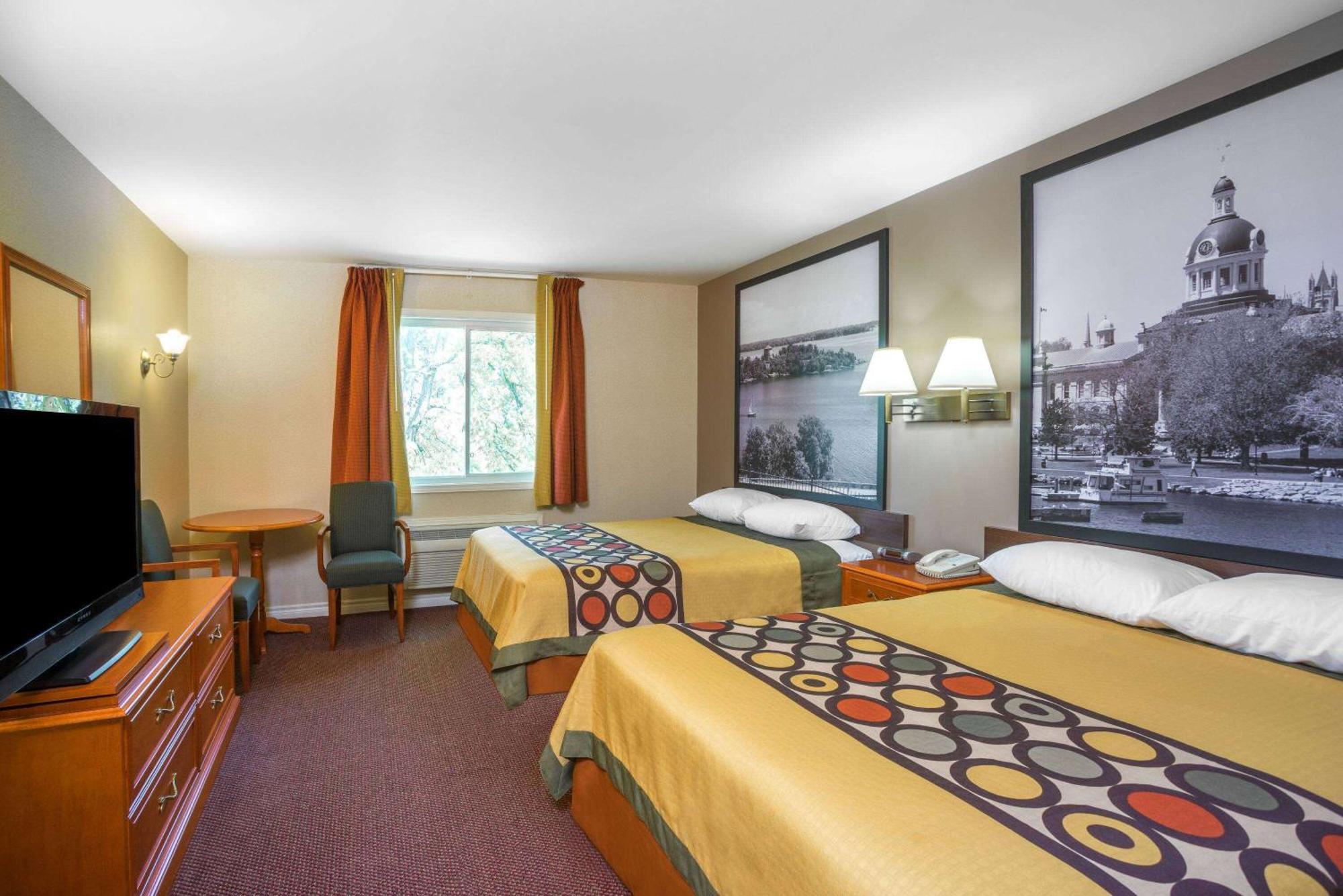 Deluxe Studio with Two Double Beds - Non-Smoking