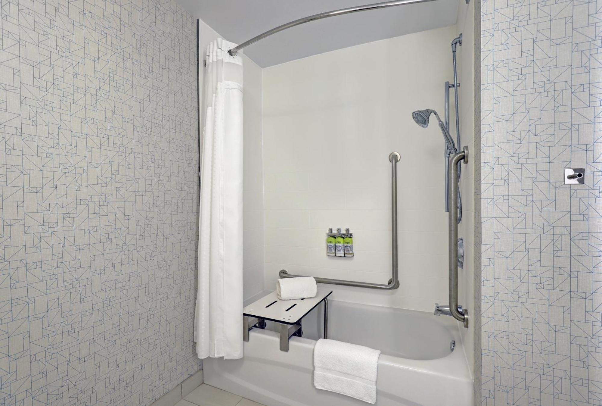 Standard Queen Room Two Queen Beds Mobility Accessible Tub,1200377536:JPEG