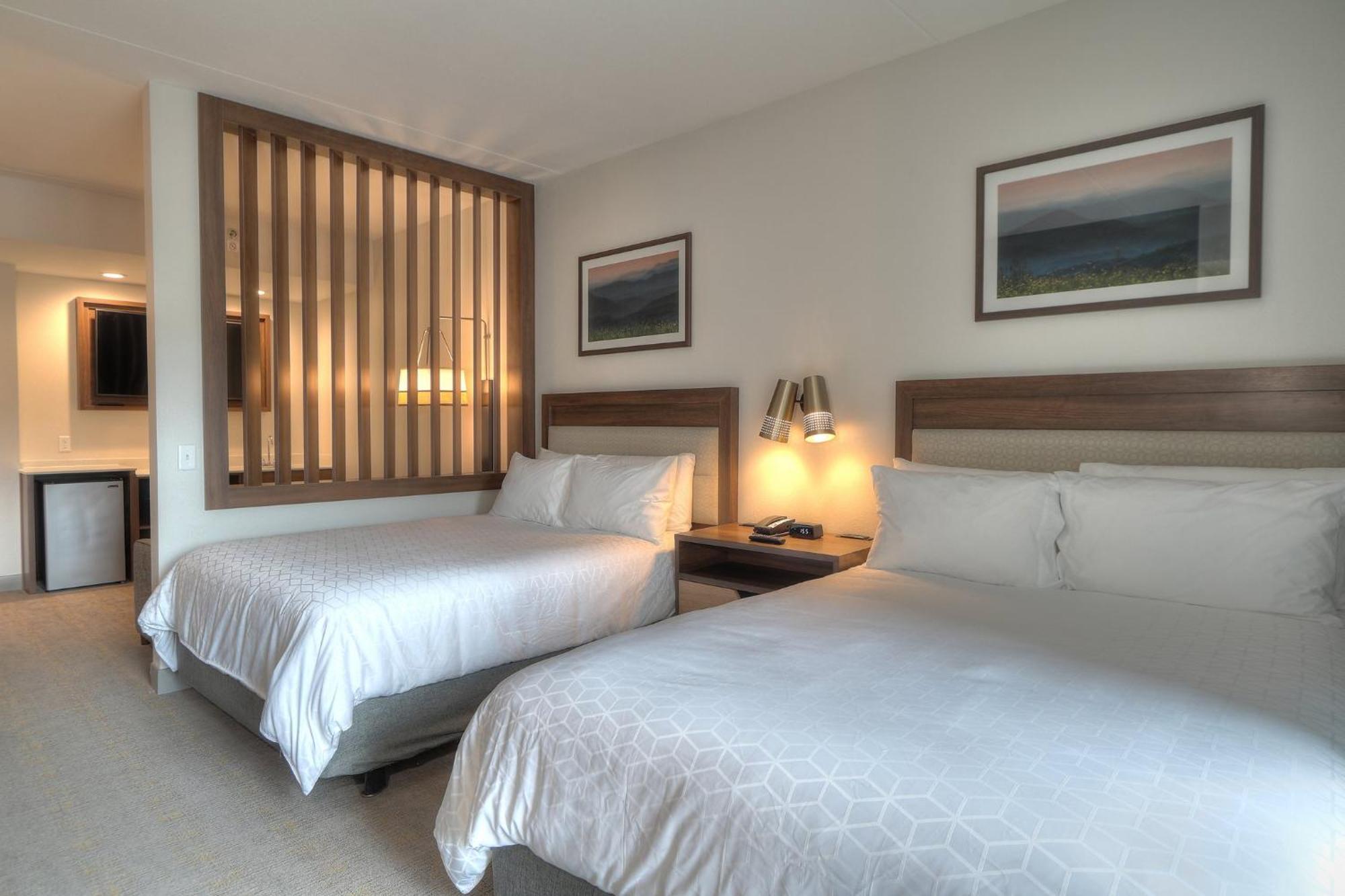 Queen Suite with Two Queen Beds Fireplace and Parkway Balcony