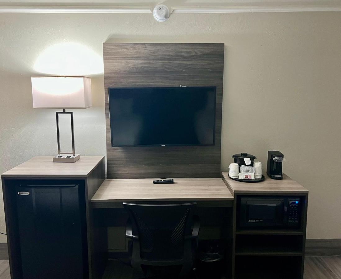 King Room with Bath Tub - Mobility/Hearing Accessible - Non-Smoking