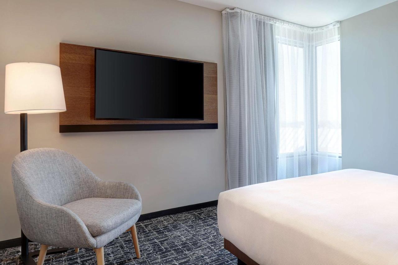 King Suite with Accessible Tub,1145921368:JPEG