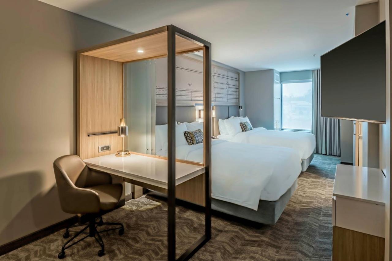 Suite, 2 Queen, Sofa bed