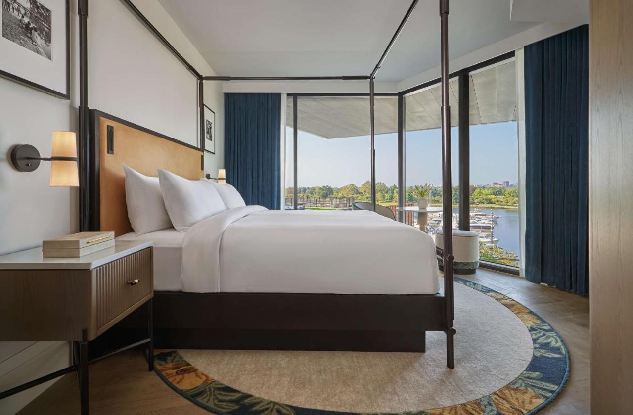 Corner River View King Room