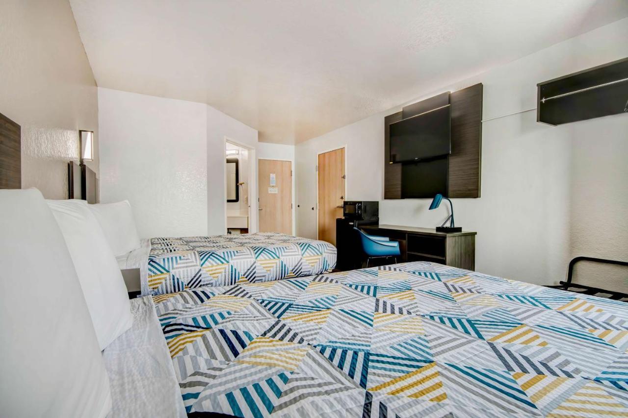 Deluxe Queen Room with Two Queen Beds - Non-Smoking