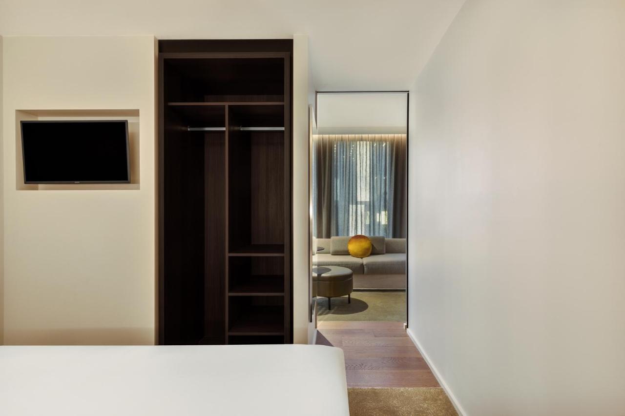 Executive Studio,1303771279: