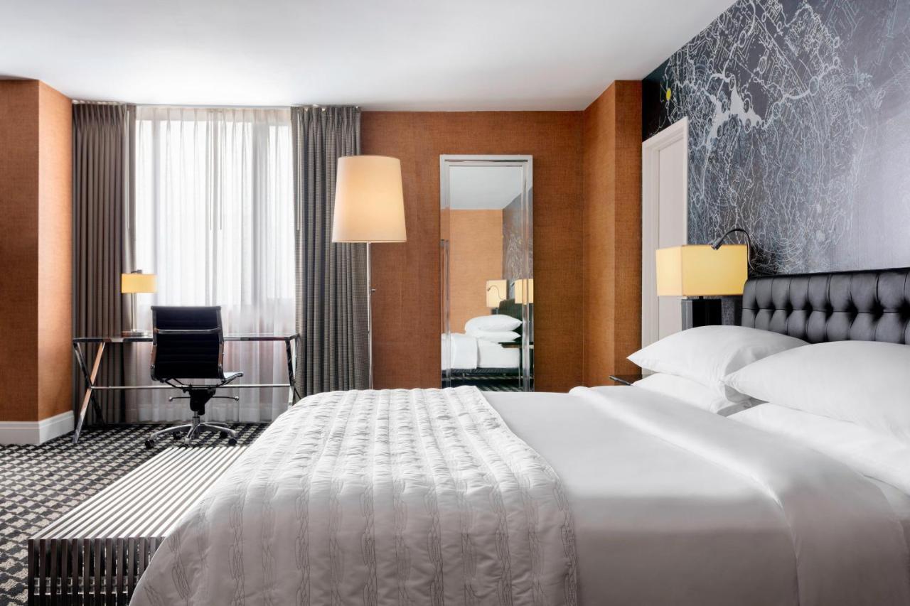 Suite, 1 King, City view, Corner room
