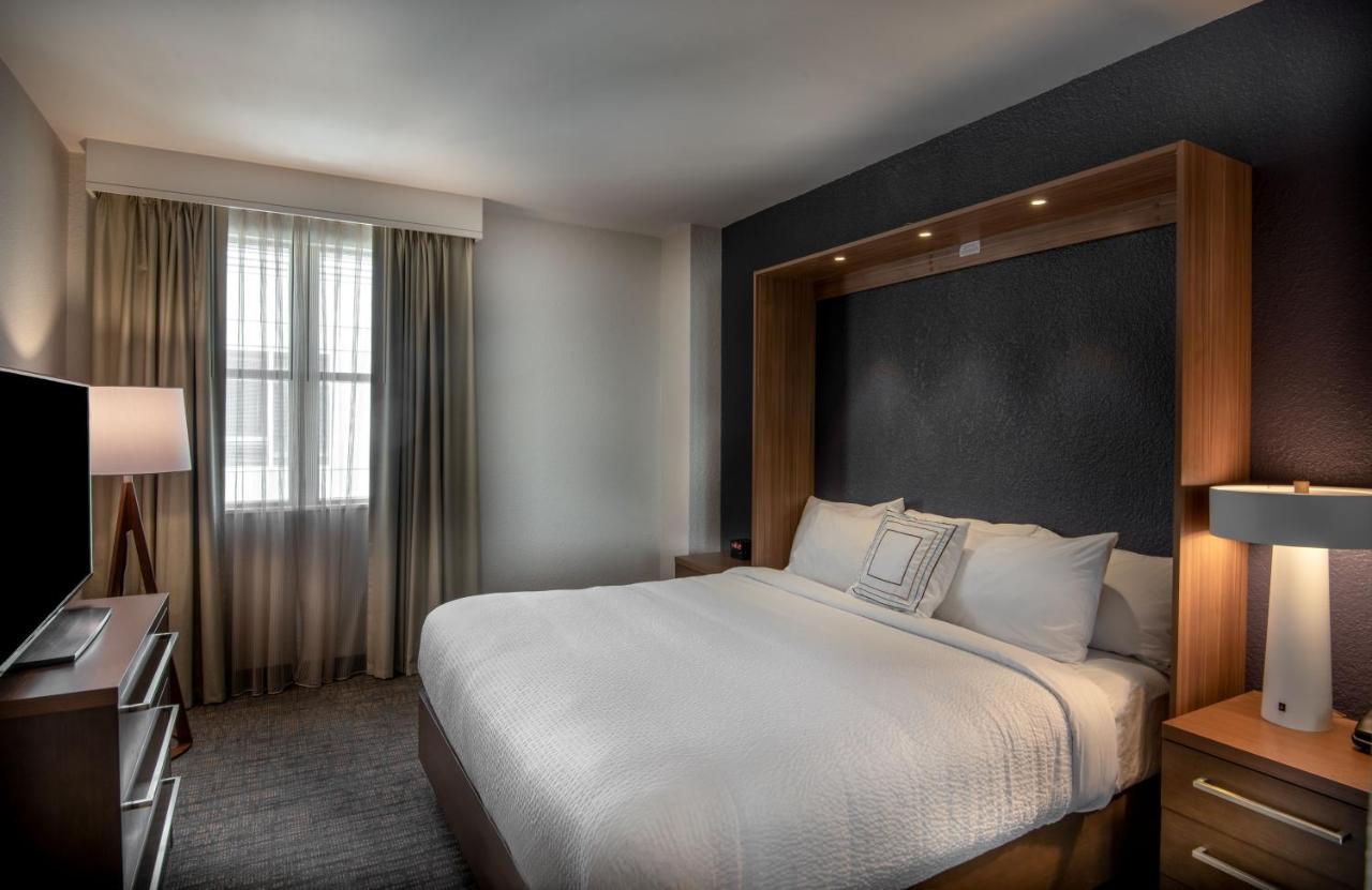Executive Suite, 1 Bedroom Executive Suite, 1 King, Sofa bed