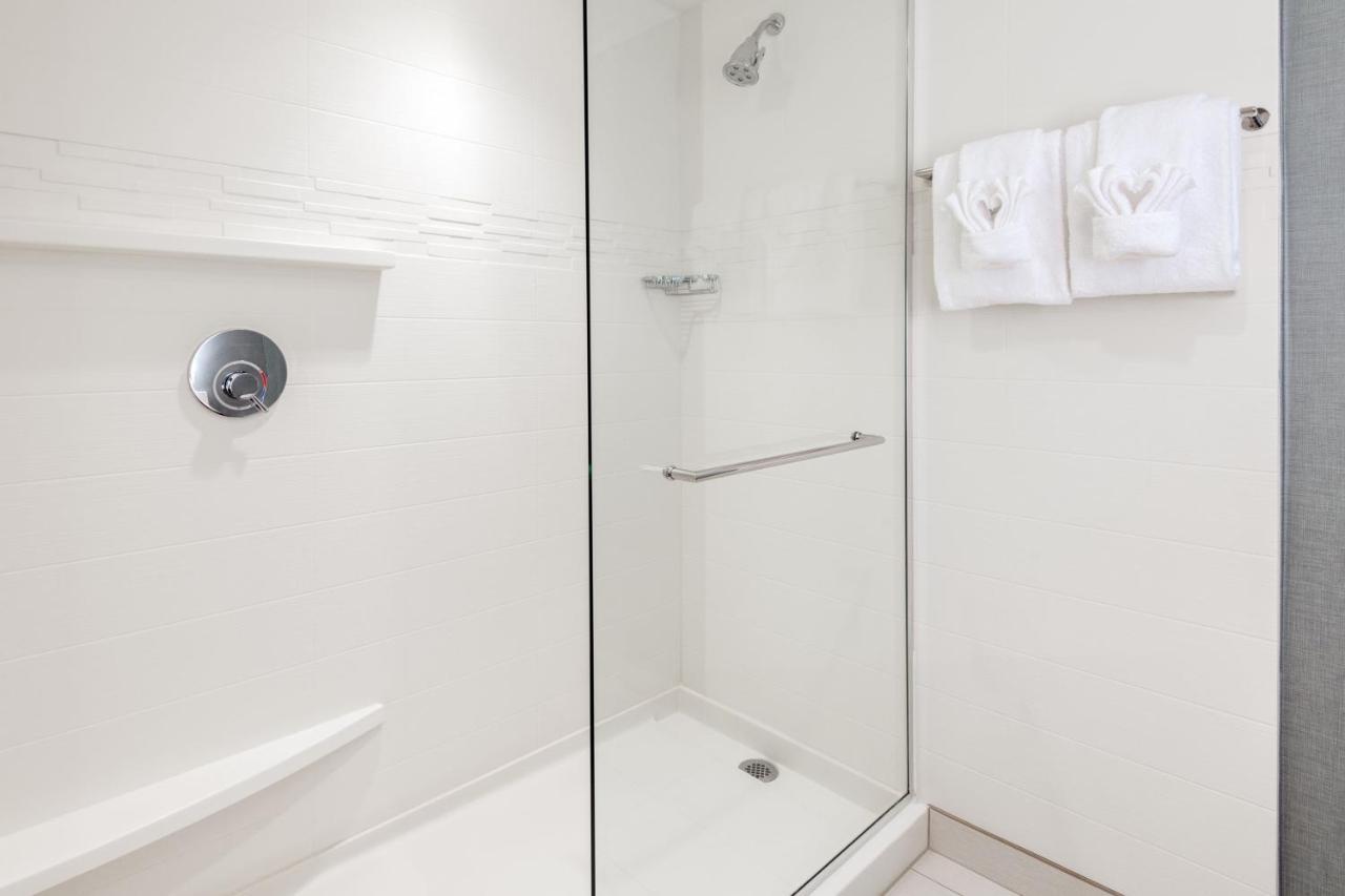One-Bedroom King Suite with Sofa Bed and Adapted Tub - Mobility Accessible