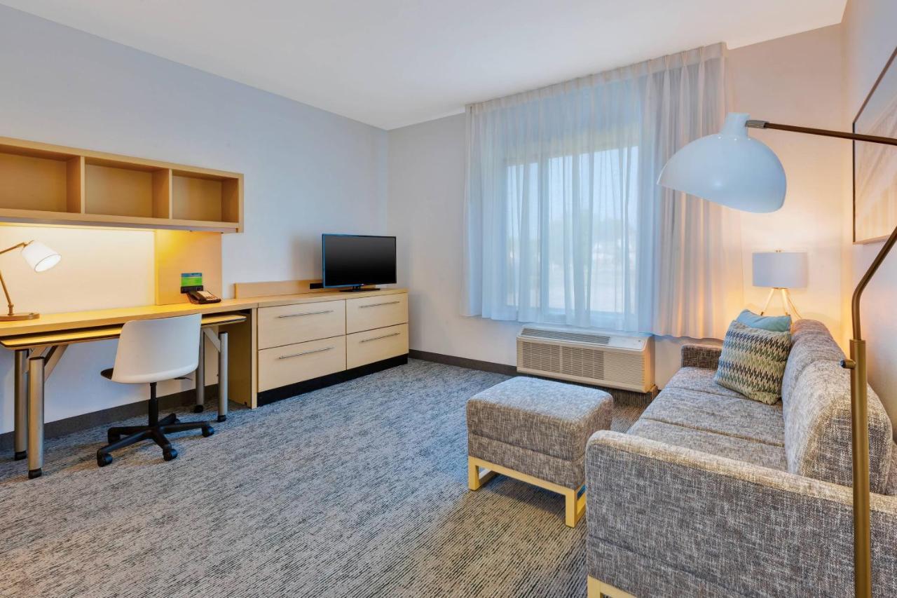 One-Bedroom Queen Suite Sofa Bed,1413383990:JPEG