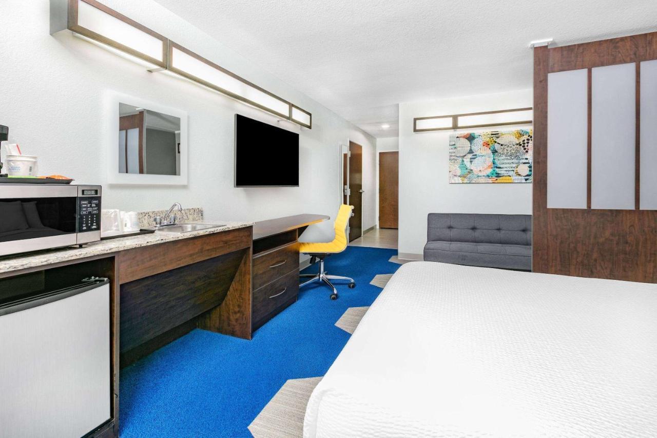Queen Studio Suite - Accessible/Non-Smoking