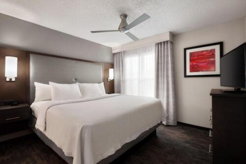 One-Bedroom King Suite - Non-Smoking