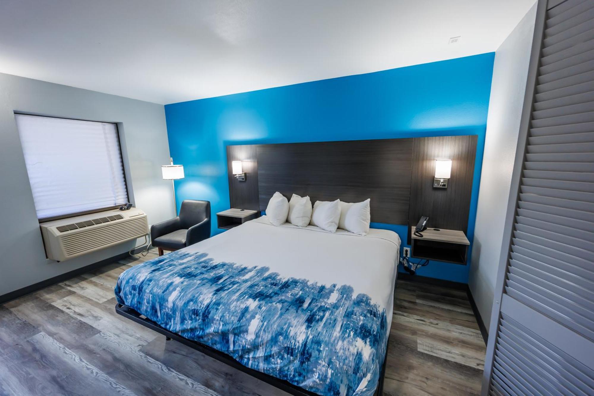 Deluxe King Room - Non-Smoking