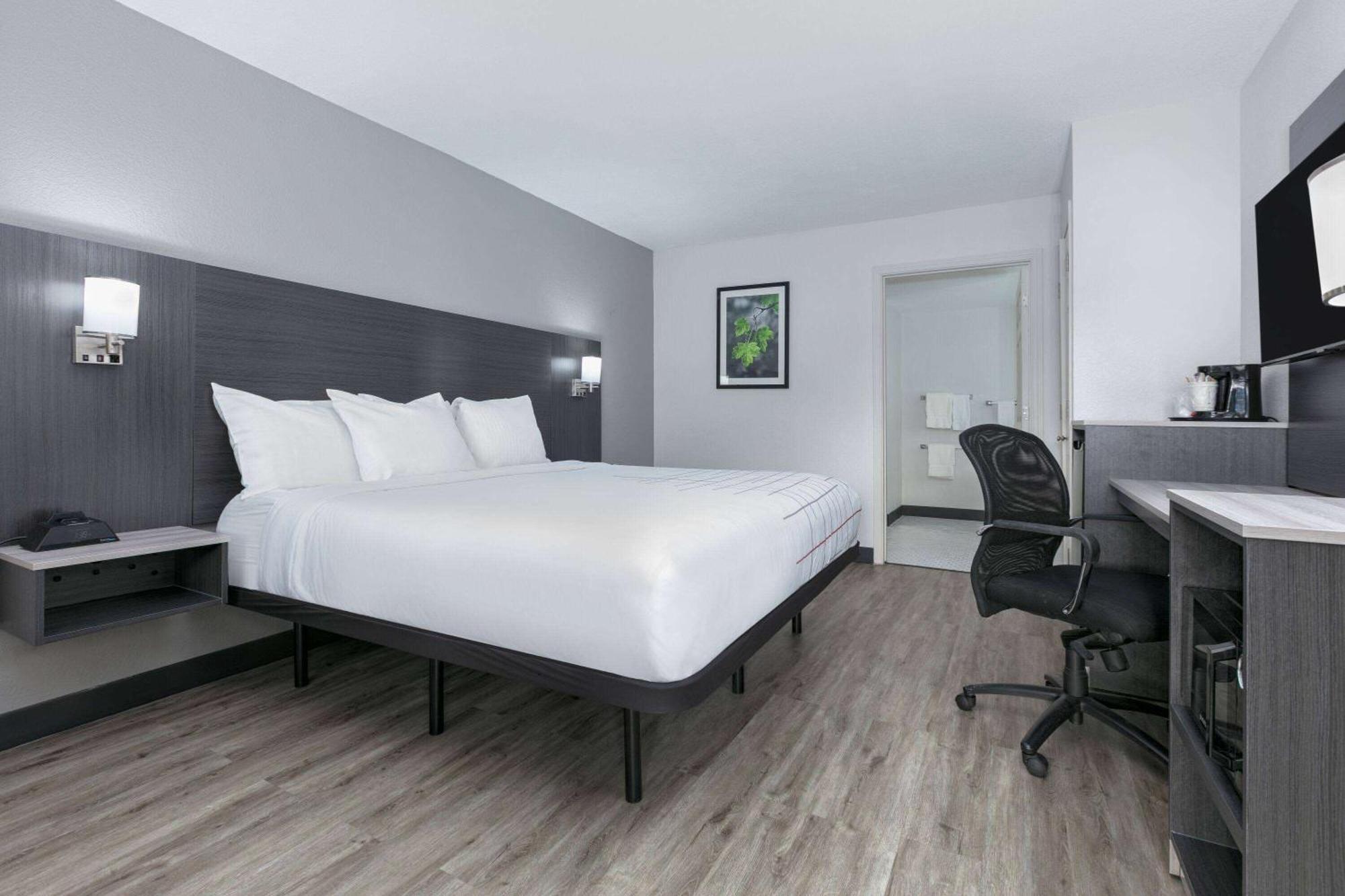 King Room with Bath Tub - Mobility Accessible/Non-Smoking