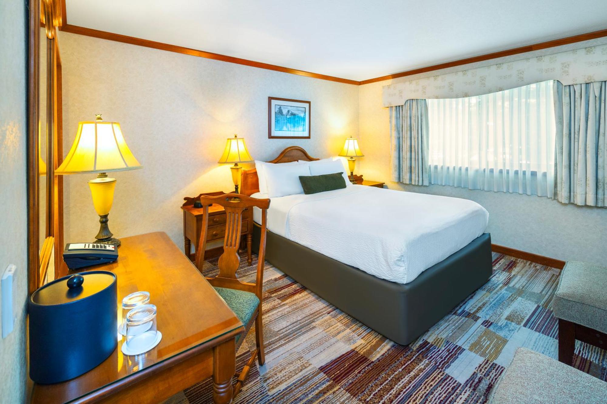 Deluxe Room with Queen Bed