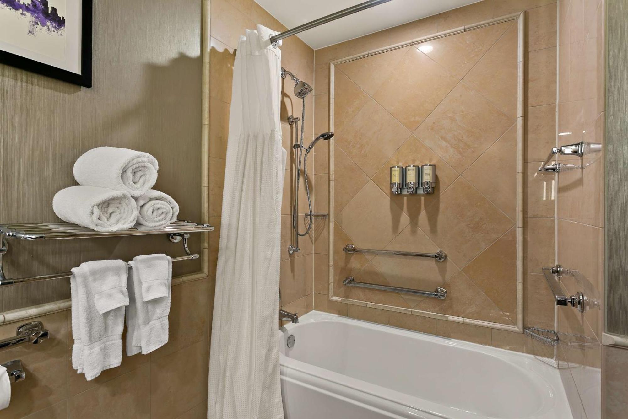 Mobility/Hearing Accessible - Deluxe Two Queens with Tub