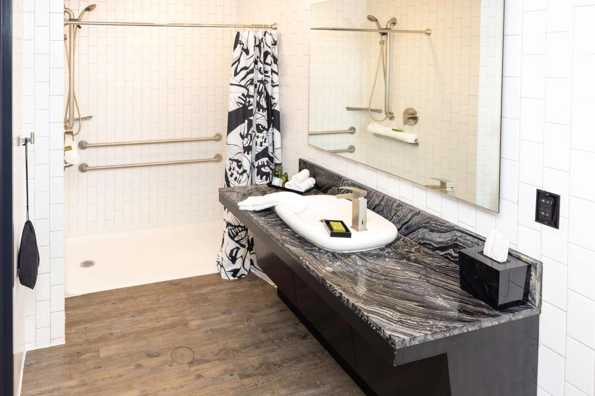 Corner King Room with Bath Tub - Mobility Accessible