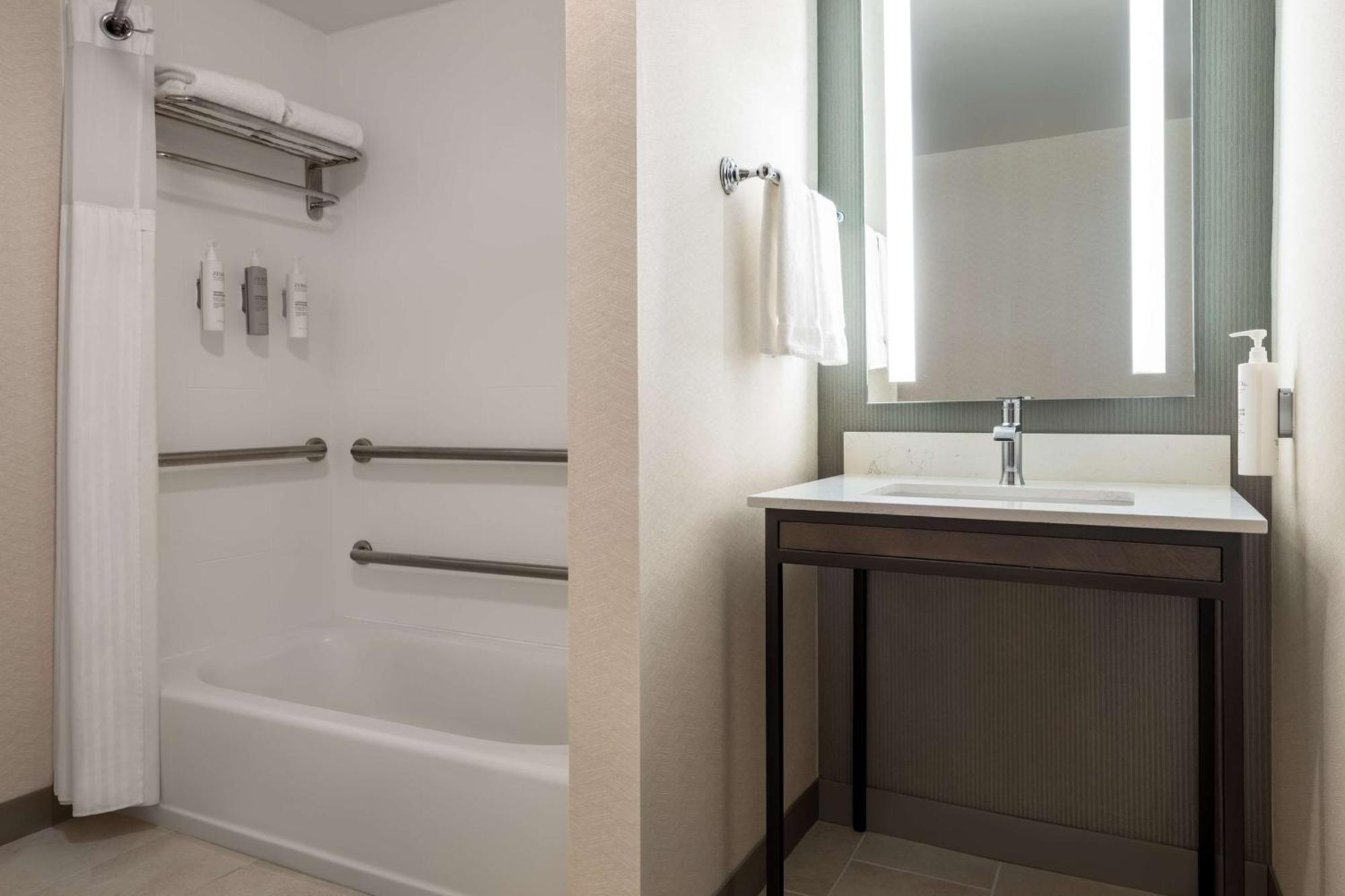 King Room with Accessible Tub - Mobility Access