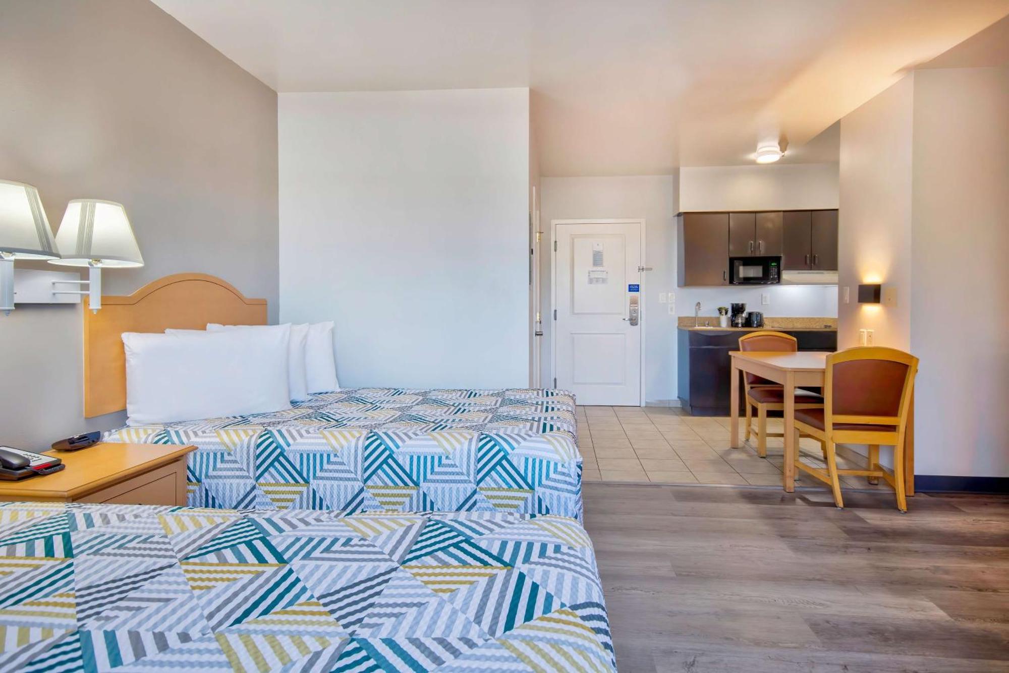 Deluxe Quadruple Room - Non-Smoking
