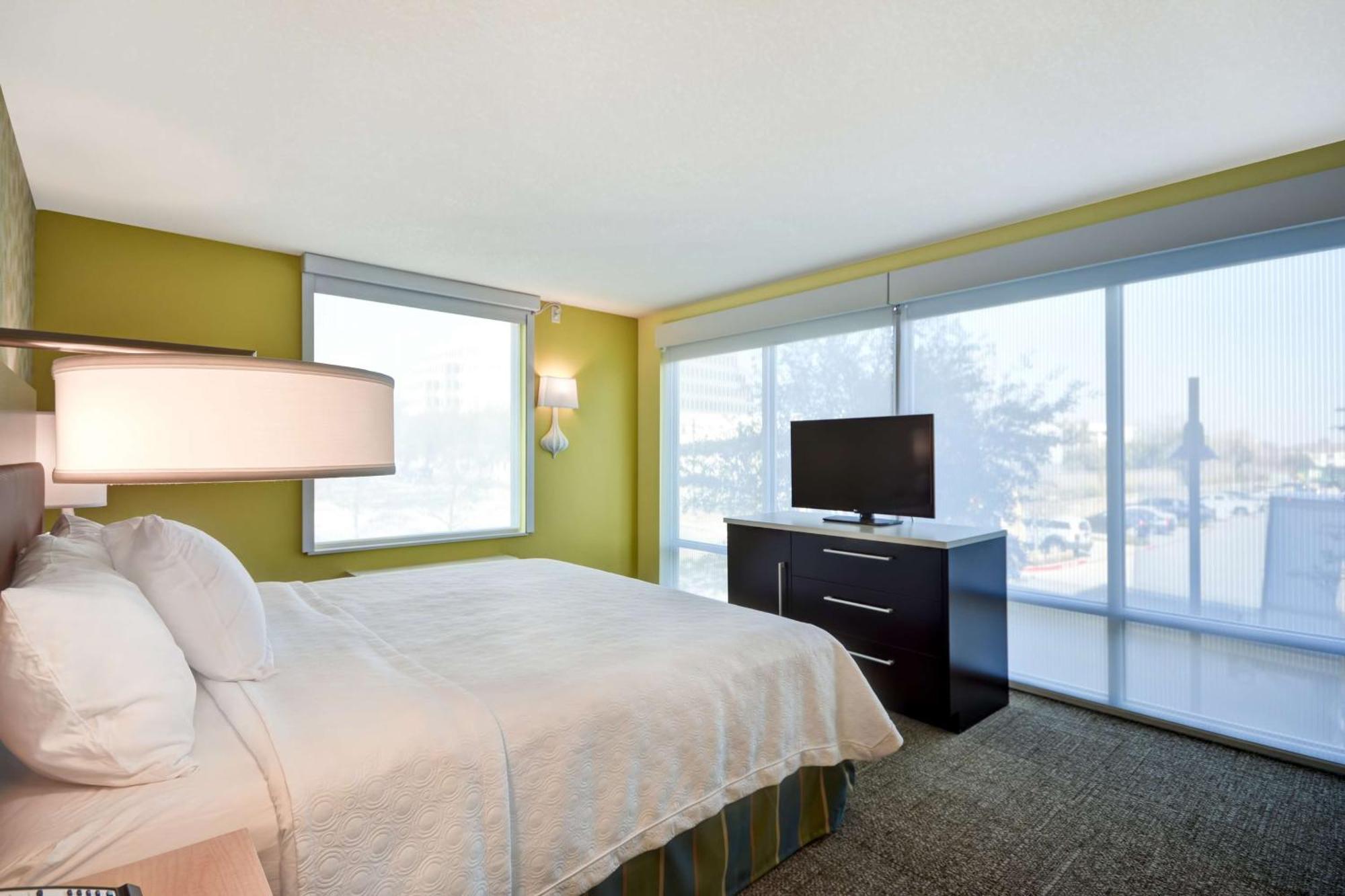 One-Bedroom King Suite - Non-Smoking