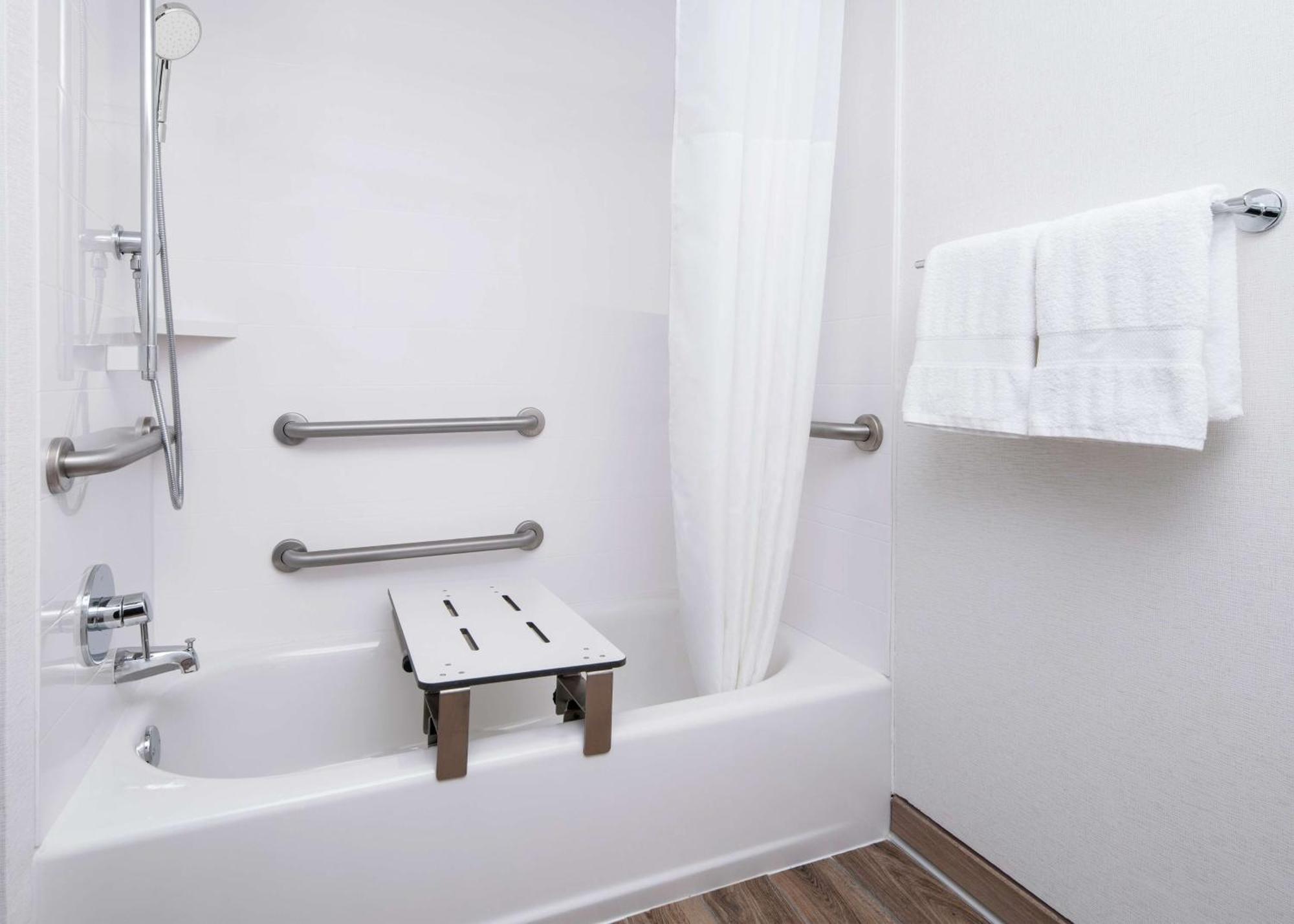 Queen Room with Tub - Mobility/Hearing Accessible/Non-Smoking