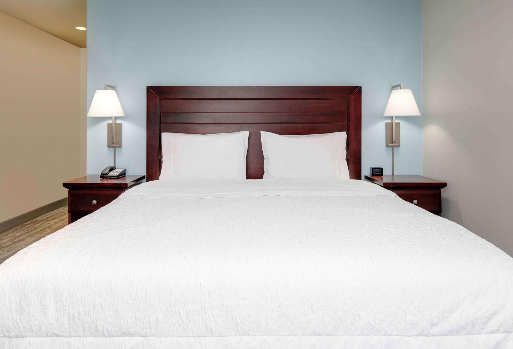 King Room with King Bed - Non-Smoking