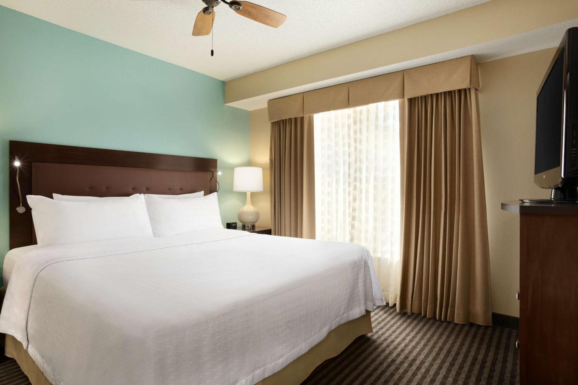 One-Bedroom King Suite - Non-Smoking