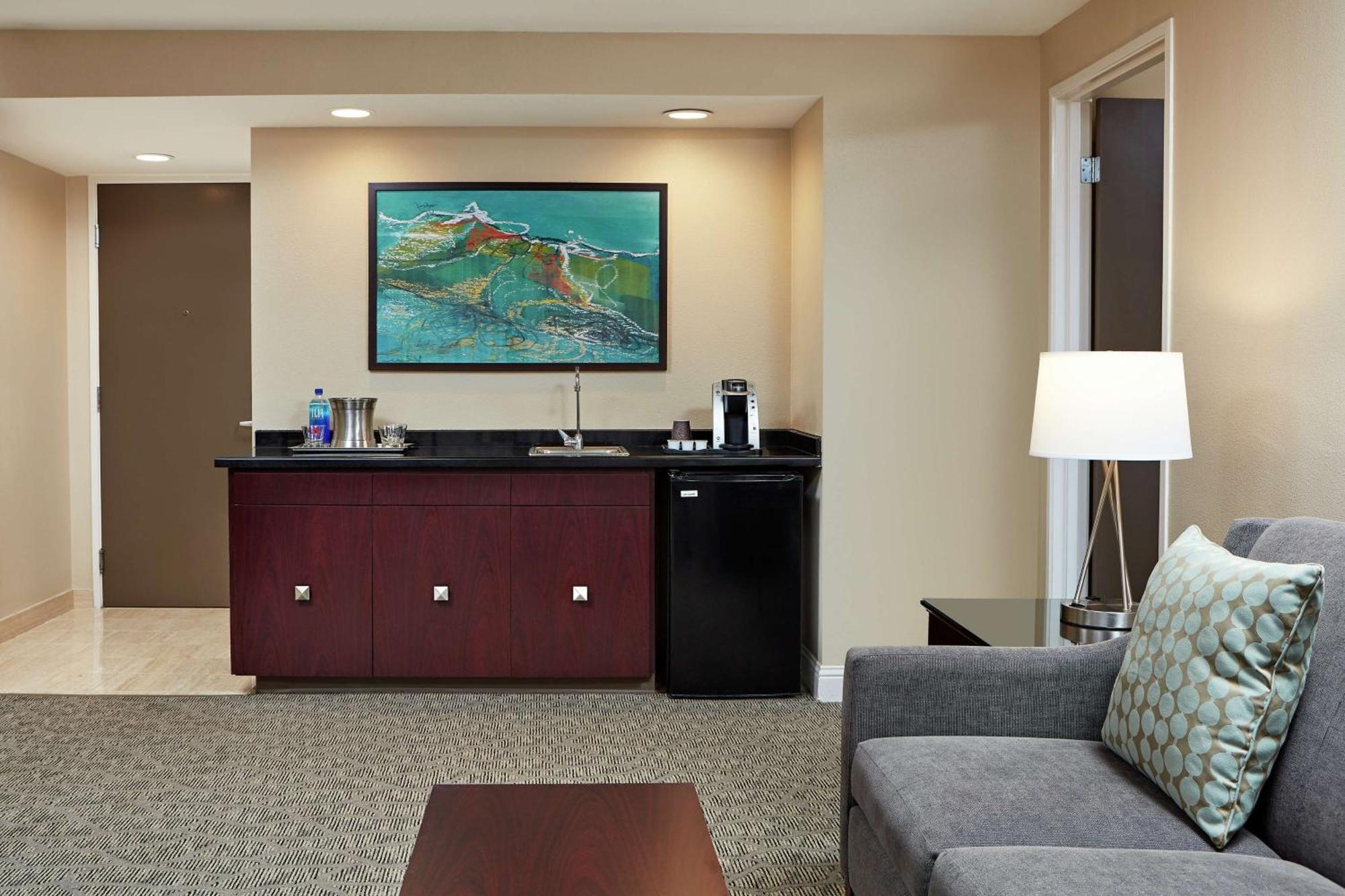 One-Bedroom King Suite with Tub - Mobility and Hearing Access