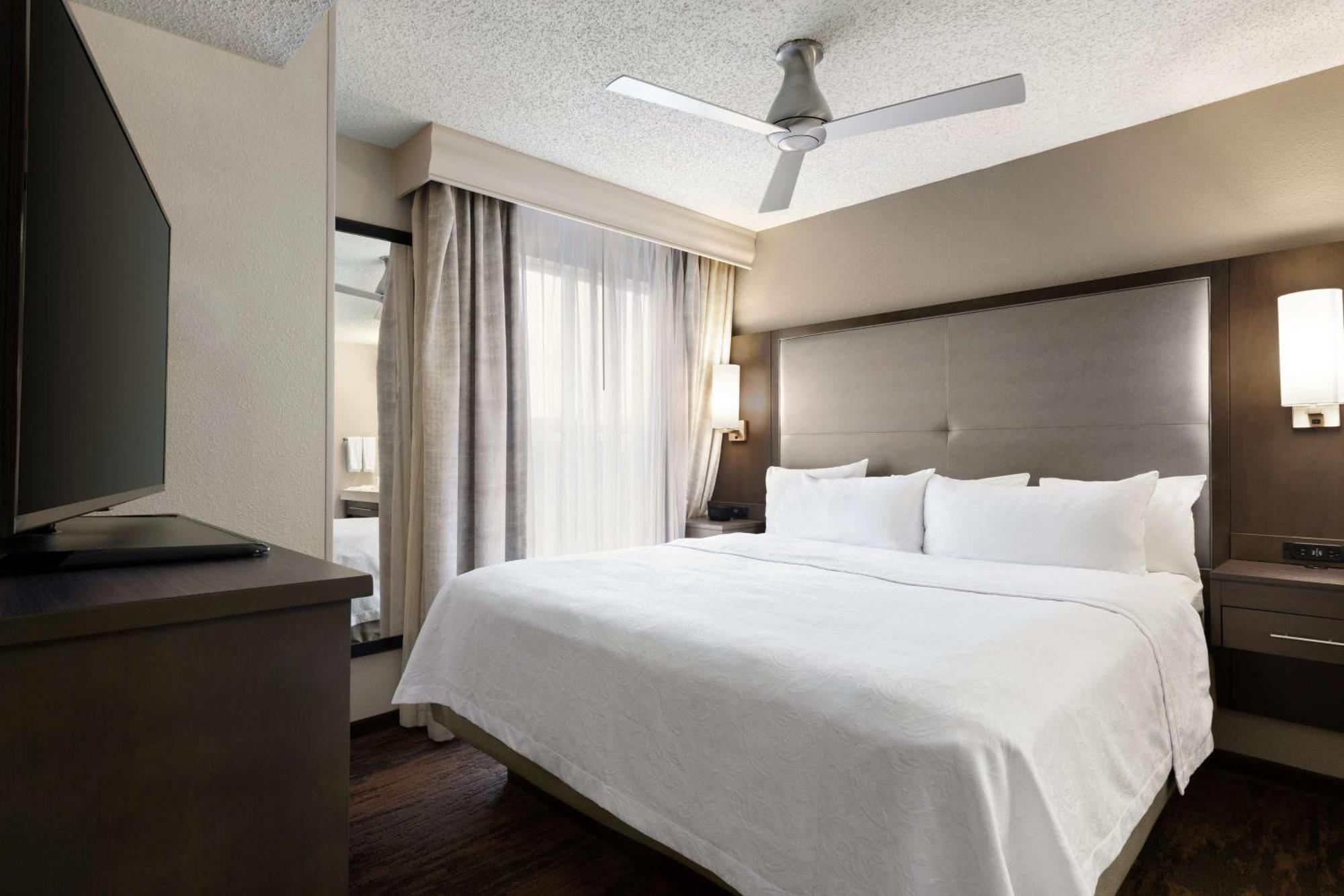 One-Bedroom King Suite - Non-Smoking