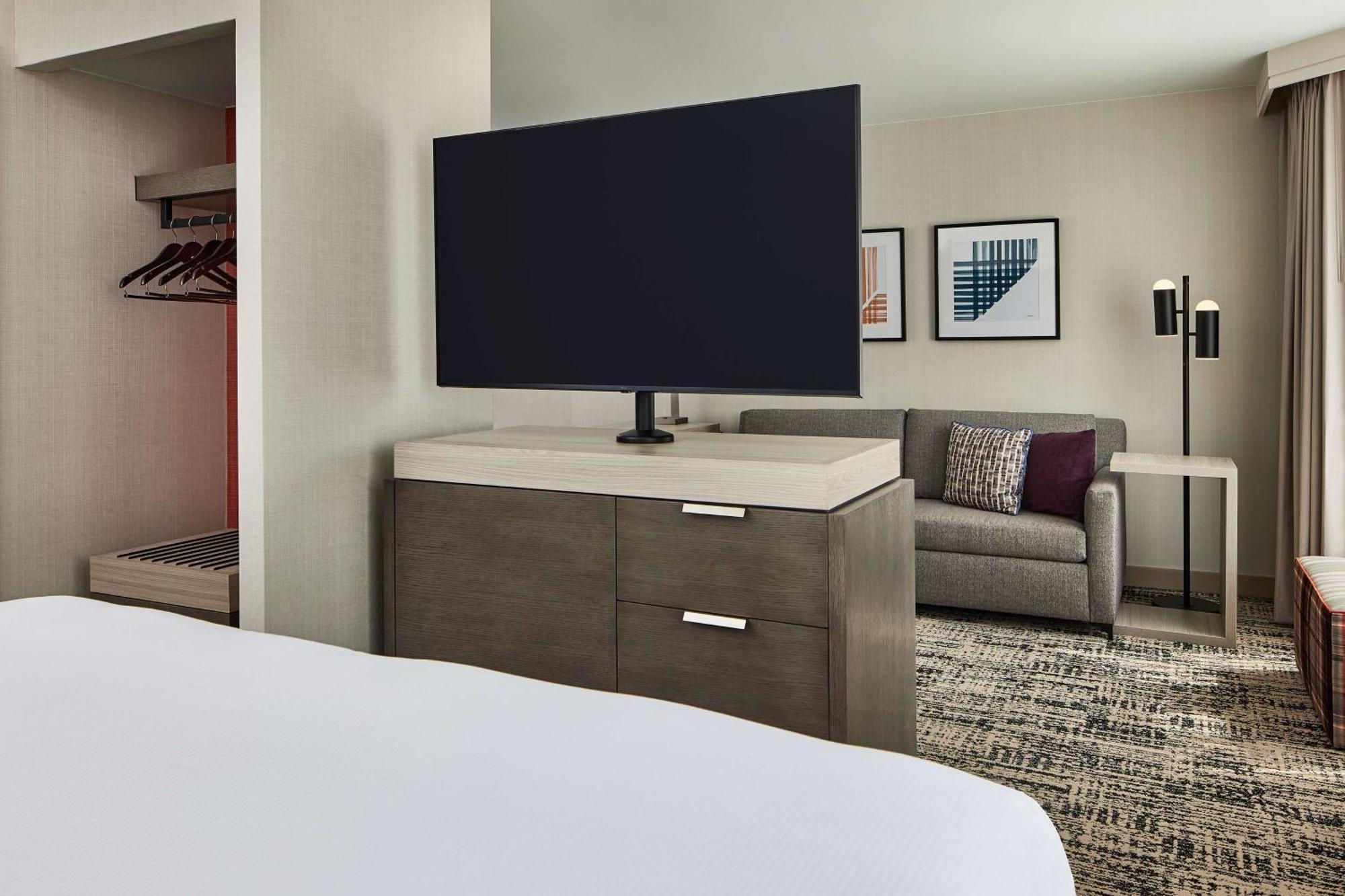 Deluxe King Suite with Plaza View,1556906359:JPEG