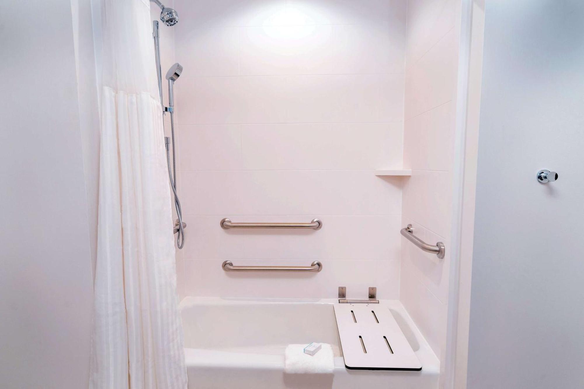 King Room with Accessible Tub - Mobility Access